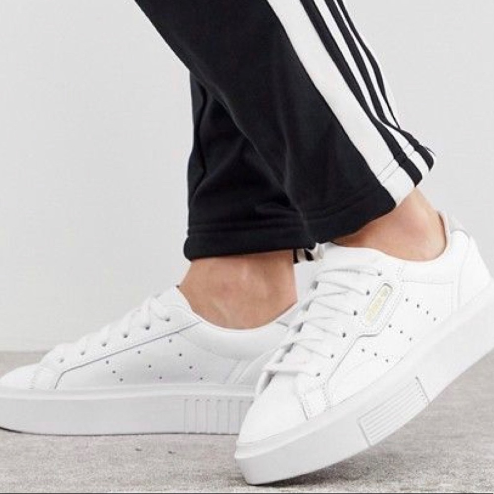Adidas sleek women’s 8.5 w/ gold rainbow style